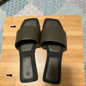 square front, slide in shoes .. new no tags